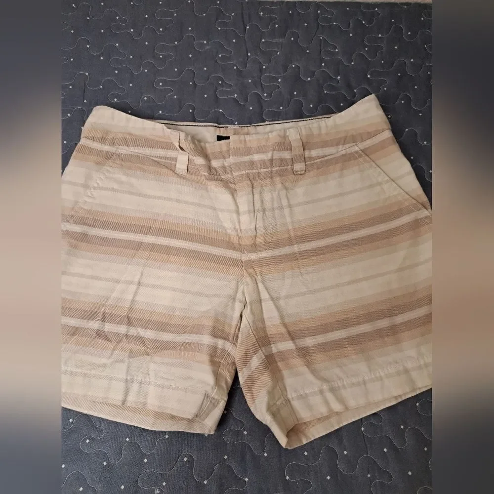 Tommy Hilfiger tan shorts size 0